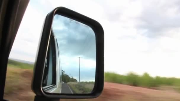 Uitzicht vanaf een auto rearview spiegel — Stockvideo