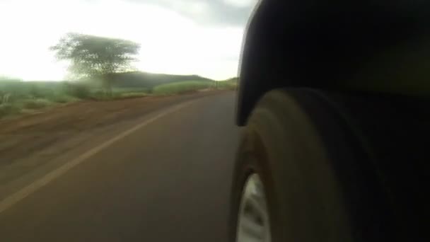 Внедорожник за рулем в экстремальной местности — стоковое видео