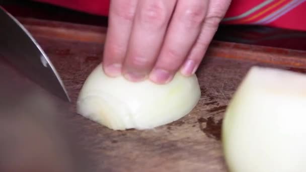 Chef cortando uma cebola com uma faca, rastreando tiro — Vídeo de Stock