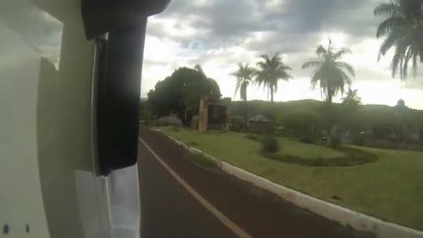 Veículo fora de estrada dirigindo em terreno extremo — Vídeo de Stock