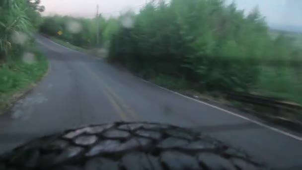 Veículo fora de estrada dirigindo em terreno extremo — Vídeo de Stock