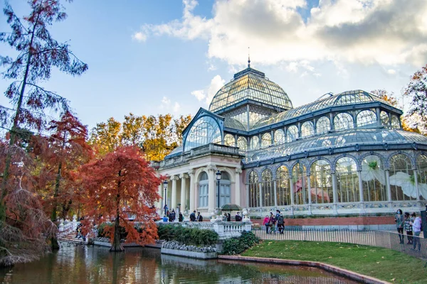 Madrid Spain November Кришталевий Палац Мадридському Парку Ретіро Осіннім Ландшафтом — стокове фото