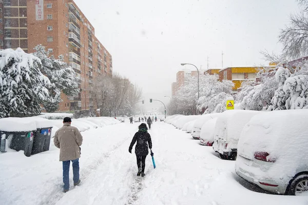 Madrid Espanha Janeiro 2021 Pessoas Abrigadas Caminhar Estrada Cheia Neve — Fotografia de Stock
