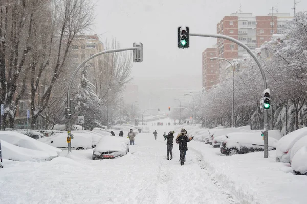 Madrid Ισπανια Ιανουαριου 2021 Κρυμμένοι Άνθρωποι Περπατούν Στο Χιονισμένο Δρόμο — Φωτογραφία Αρχείου