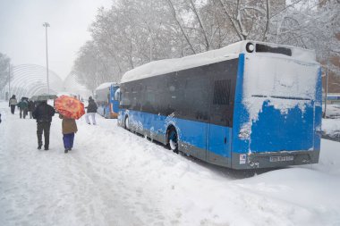 MADRİD, İSPAN 9 HAZİRAN 2021. Madrid EMT otobüsleri bütün gün yağan beyaz kar yüzünden yolun ortasında mahsur kaldı. Yatay fotoğrafçılık.