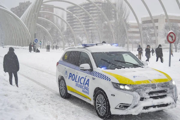 マドリード スペイン 2021年1月9日 白い雪の白いマントを着た人々のニーズを満たすためにしようとしている通りを通ってマドリード市警察 横写真 — ストック写真