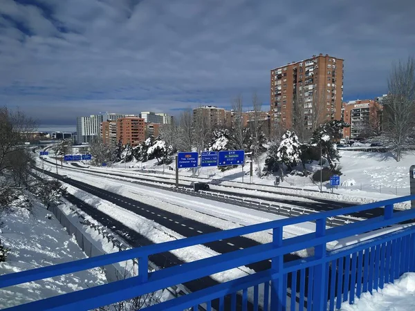 Madrid Španělsko Června2021 Silnice Pokryté Padajícím Bílým Sněhem Madridu Španělsku — Stock fotografie