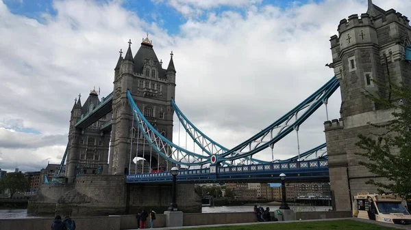 London Anglia Czerwca 2021 Londyński Tower Bridge Słoneczny Pochmurny Dzień — Zdjęcie stockowe