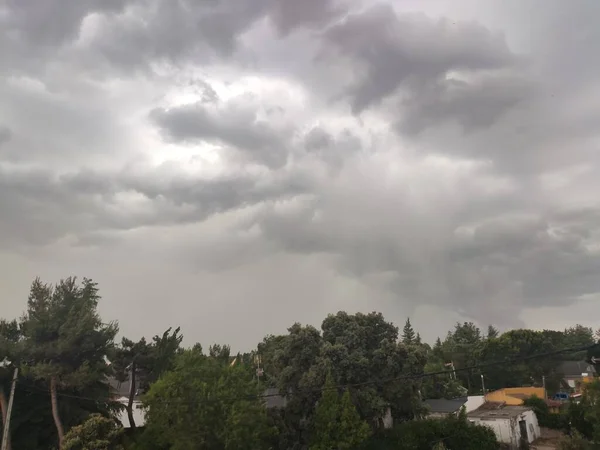 在黑暗的天空中 灰色的云彩在欧洲马德里社区留下了雨和风 横向摄影 — 图库照片