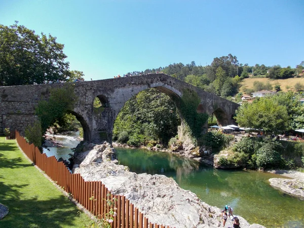 Ponte Pedra Romana Antiga Cangas Onis Astúrias Espanha Fotografia Horizontal — Fotografia de Stock