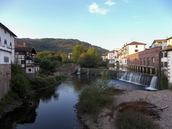 Elizondo Település Baztan Völgyben Bidasoa Folyóval Víztározóval Navarrában Spanyolországban Európába — Stock Fotó