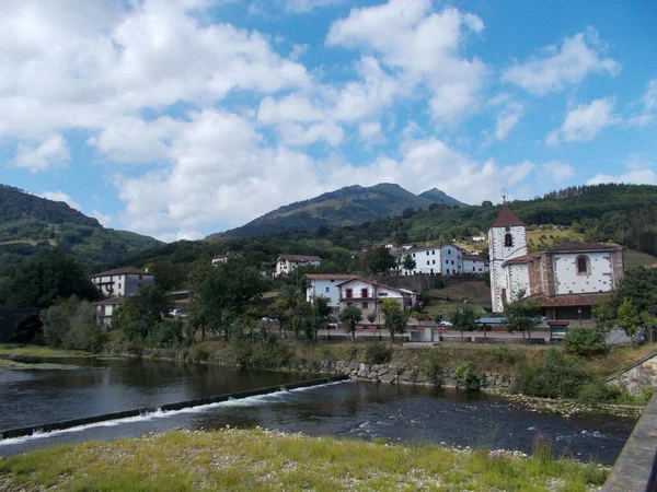 伊丽莎白市 位于Baztan山谷 有Bidasoa河和西班牙纳瓦拉的水坝 横向摄影 — 图库照片