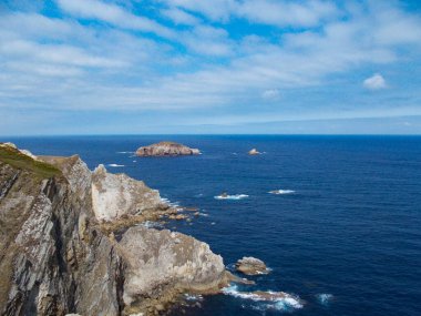 İspanya 'daki Cabo de Penas Deniz Feneri, Asturias' taki Cliff. Avrupa. Yatay fotoğrafçılık.