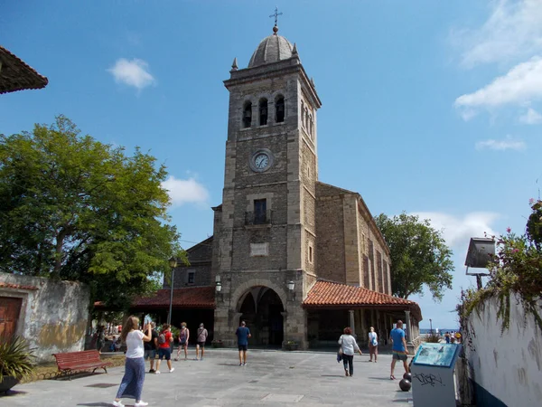 Luanco Spain August 西班牙阿斯图里亚斯小镇卢安科的港口和教堂景观 横向摄影 — 图库照片
