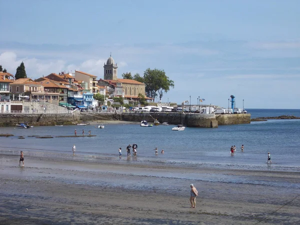 Luanco Espanha Agosto Vista Porto Igreja Pequena Cidade Luanco Astúrias — Fotografia de Stock