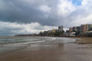 Benicssim-Benicsim plajı ve Akdeniz yağmur suyu ve sellerle birleşerek İspanya 'da suyu kahverengiye çeviren bir tortular karışımı oluşturdu. Avrupa. Yatay fotoğrafçılık.