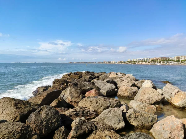 石の歩道とBenicasim Benicassimの街の隣に地中海の透明な水でビーチ カステリョンで スペイン ヨーロッパだ 横写真 — ストック写真