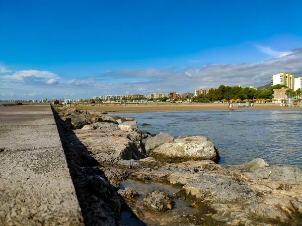 Playa Con Aguas Cristalinas Del Mar Mediterráneo Junto Una Pasarela — Foto de Stock