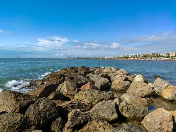 Playa Con Aguas Cristalinas Del Mar Mediterráneo Junto Una Pasarela — Foto de Stock