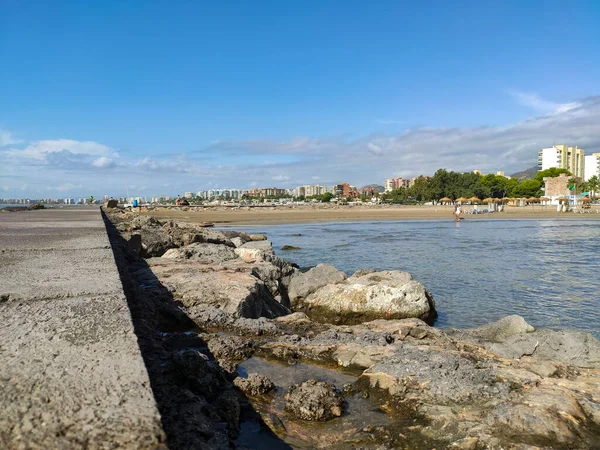 Пляж Чистой Водой Средиземного Моря Рядом Каменной Дорожкой Городом Беникассим — стоковое фото