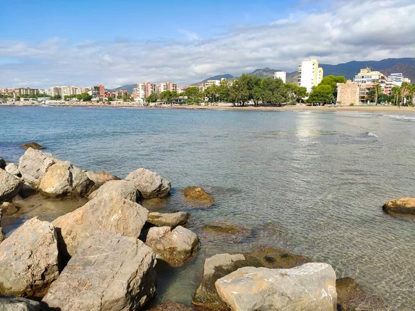 Playa Con Aguas Cristalinas Del Mar Mediterráneo Junto Una Pasarela —  Fotos de Stock