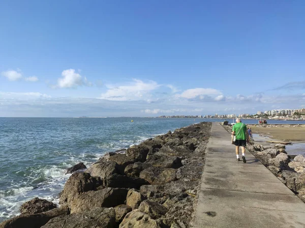 Playa Con Aguas Cristalinas Del Mar Mediterráneo Junto Una Pasarela — Foto de Stock