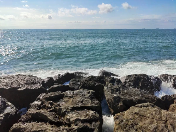 Salpicos Água Mar Mediterrâneo Sobre Rochas Praia Cidade Benicasim Benicassim — Fotografia de Stock