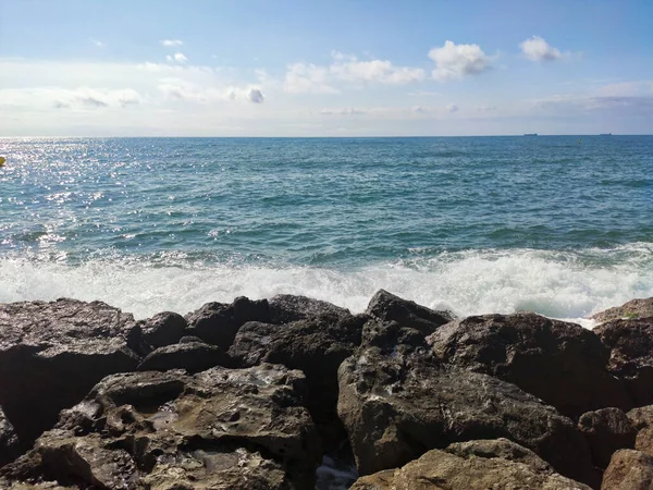 Salpicos Água Mar Mediterrâneo Sobre Rochas Praia Cidade Benicasim Benicassim — Fotografia de Stock