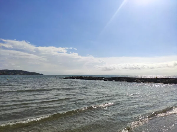 Strand Med Kristallklart Vatten Medelhavet Intill Stranden Och Sanden Staden — Stockfoto