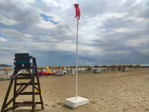 Czerwona Flaga Plaży Benicassim Benicasim Castellon Szarymi Chmurami Opuszczającymi Deszcz — Zdjęcie stockowe