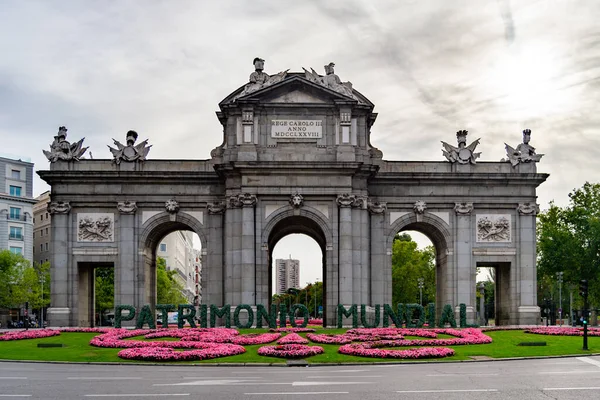 Madrid Španělsko Září2021 Puerta Alcal Který Nachází Centru Kruhového Objezdu — Stock fotografie