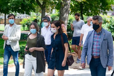 MADRİD, İSPAN 11 Eylül 2021. Madrid Topluluğu Başkanı Isabel Daz Ayuso, Madrid 'deki Parque del Retiro' da yer alan kitap fuarının 80. sayısında yer aldı. Avrupa.