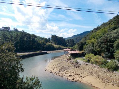 İspanya 'nın kuzeyinde Bask Bölgesi' nde Lekeitio-Lequeitio belediyesinin liman ve plajı. Cantabrian Denizi 'nin yanında. Avrupa. Yatay fotoğrafçılık.