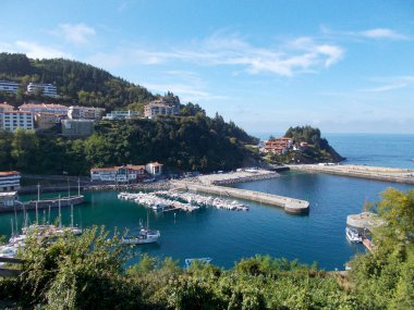 İspanya 'nın kuzeyinde, Bask Bölgesi' nde Motrico belediyesine bağlı bir plaj. Cantabrian Denizi 'nin yanında. Avrupa. Yatay fotoğrafçılık.