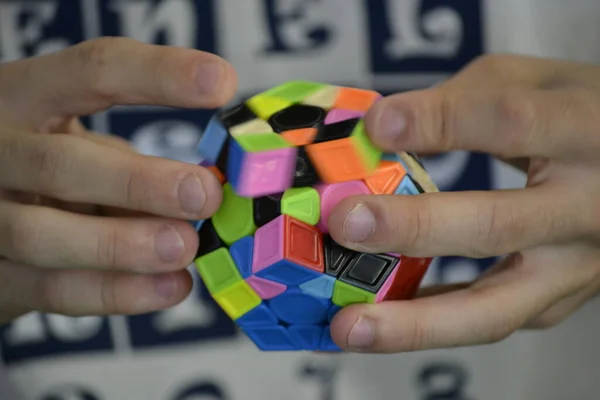 Madri Span Eylül 2021 Bir Rubik Küpünü Çözen Ellerin Yakın — Stok fotoğraf