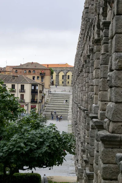 セゴビアスペイン 2021年9月21日 セゴビアの水道 プラザ Azoguejoとセゴビアの古い建設都市で古代ローマの水道 スペインだ ヨーロッパだ 垂直写真 — ストック写真