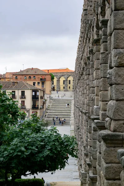 セゴビアスペイン 2021年9月21日 セゴビアの水道 プラザ Azoguejoとセゴビアの古い建設都市で古代ローマの水道 スペインだ ヨーロッパだ 垂直写真 — ストック写真