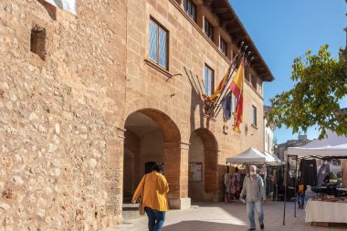 Campos, Balearic Adaları / İspanya; Eylül 2020: Campos 'taki belediye meydanında haftalık giysi ve giysi pazarı. Sosyal mesafe ölçümleri ve yüz maskesi. Yeni normal