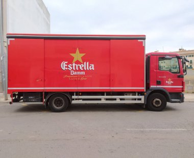 Campos, Balear Adaları / İspanya; Ekim 2020: İspanyol bira markasının kırmızı bira dağıtım kamyonu