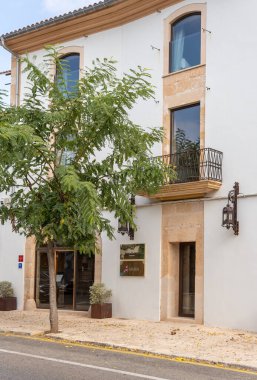 Campos, Balear Adaları / İspanya; Kasım 2020: Sa Creu Nova Oteli cephesi. Campos kasabasında bulunan taşra ve şehir oteli