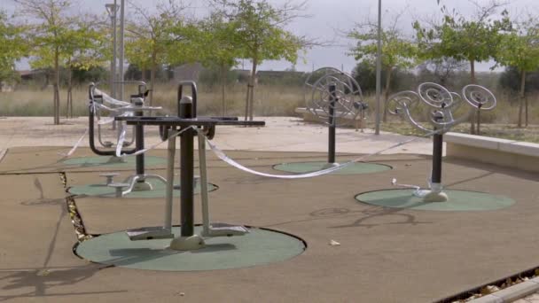 Parque Público Selado Por Cordão Policial Devido Quarentena Para Epidemia — Vídeo de Stock