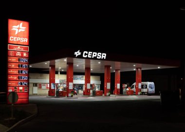 Campos, Balear Adaları / İspanya; Kasım 2020: benzin ikmali yapan bir servis istasyonu ve aracın gece görüntüsü. Benzinlikte yakıt ikmali yapan kullanıcılar.