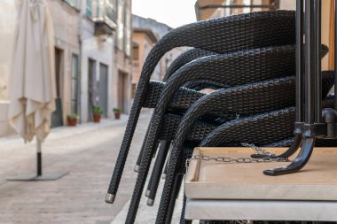 Kafeteryanın terasındaki masa ve sandalyeler bir zincir tarafından toplanıp bağlanmış. Coronavirus salgını nedeniyle bir restoran işletmesinin resmi kapatıldı