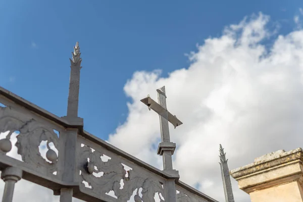 Металевий Хрест Розташований Периметрі Релігійного Кладовища Сонячний День Острів Мальорка — стокове фото