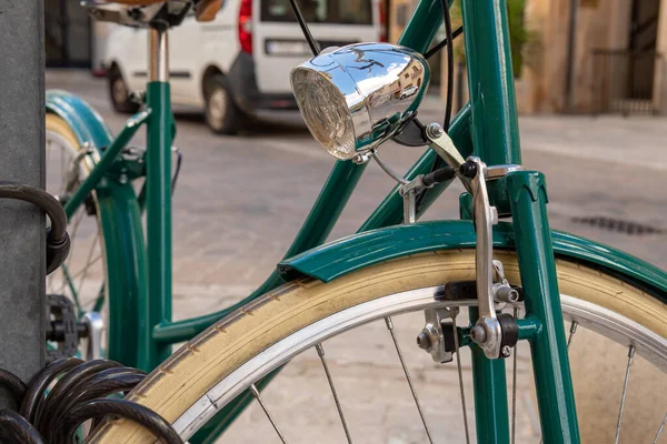 Detalj Gammal Grön Cykel Parkerad Gatan Med Bakgrunden Fokus — Stockfoto