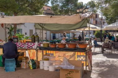 Campos, Balear Adaları / İspanya; Kasım 2020: Campos 'taki geleneksel sokak pazarında meyve ve sebze tezgahı. Covid-19 'un yeni sosyal önlemleri için yüz maskeli satıcı ve alıcılar