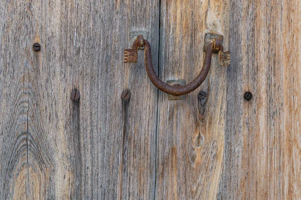 Antika Ahşap Bir Kapının Antika Demir Topuzuna Yakın Plan Mallorca — Stok fotoğraf