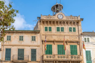 Llucmajor, İspanya; 17 Aralık 2020: güneşli bir günde Llucmajor belediye binasının cephesi