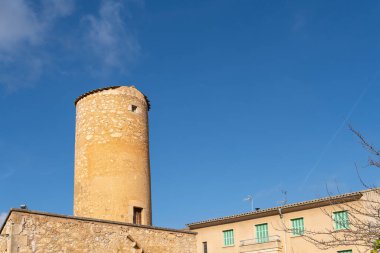Eski taşra değirmeni güneşli bir günde restore edildi. Mayorka Adası, İspanya