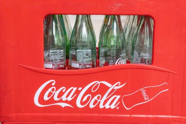 Llucmajor, İspanya; 17 Aralık 2020: Coca Cola markasının kırmızı kutusuna yakın plan, boş Coca Cola şişeleri